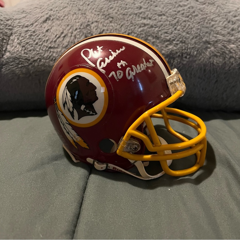 Signed Washington Redskin Pat Fischer 70th greatest 3X pro bowl mini helmet